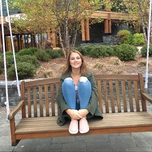 Meet your Posher, Caitlin